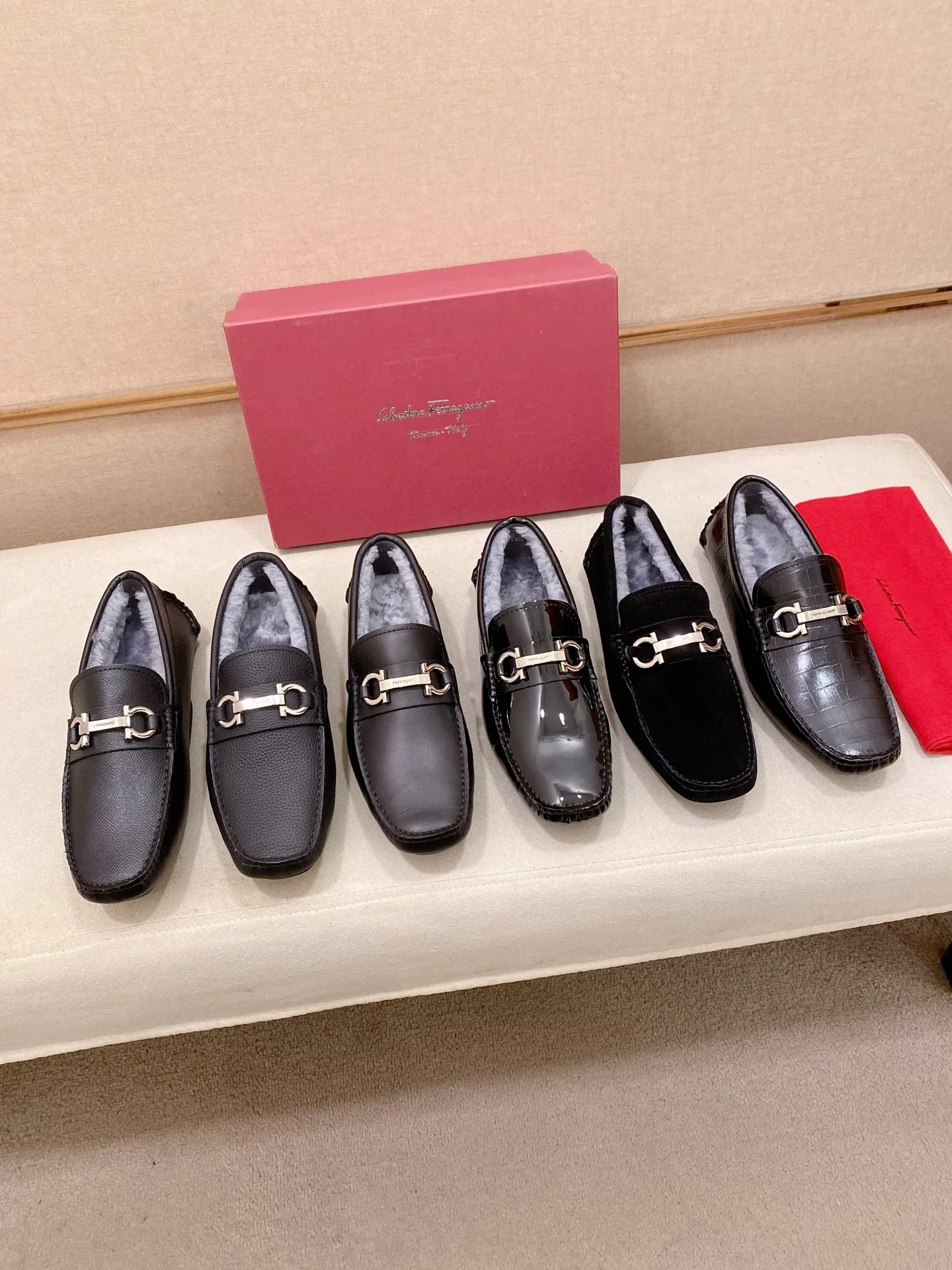 Factory price: 540💰High-end quality! Ferragamo🆕🆕Exclusive hot-selling products in stock🔥🔥New products on the shelves, high-quality Ferragamo men's pea shoes, high-end casual driving shoes, with complete packaging! 💪 💪 Material: imported first-layer cowhide 🐂 + imported high-quality wool lining + wear-resistant outsole 👍🏻👍🏻 Features: high-end and comfortable, purely handmade 🚀 🚀 Create the perfect shoes that suit you best 🔥 🔥 Size: (38-44) 45 standard size can be customized!